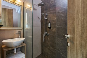 Economy Double Room | Bilik Mandi | Pancuran mandi, kelengkapan dandanan diri percuma, pengering rambut 
