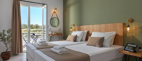 Minibar, caja de seguridad en la habitación y decoración personalizada