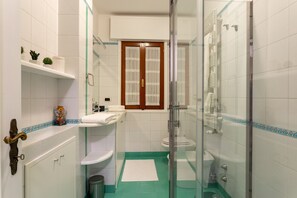 Regadera, secadora de cabello, batas, bidet 