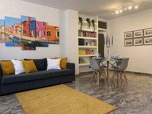Smart TV, books - Cozy and elegant apartment in the center of the city of Mestre (Venezia)