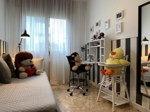 2 habitaciones, escritorio, tabla de planchar con plancha y wifi gratis 