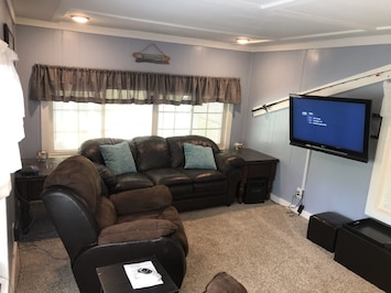 LR w/amazing views, Streaming tv Wifi + cabled internet included