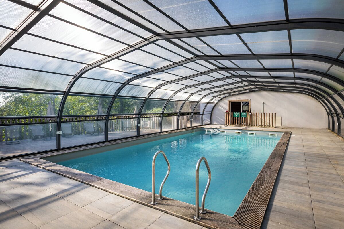 Kolam renang indoor dan kolam renang outdoor musiman