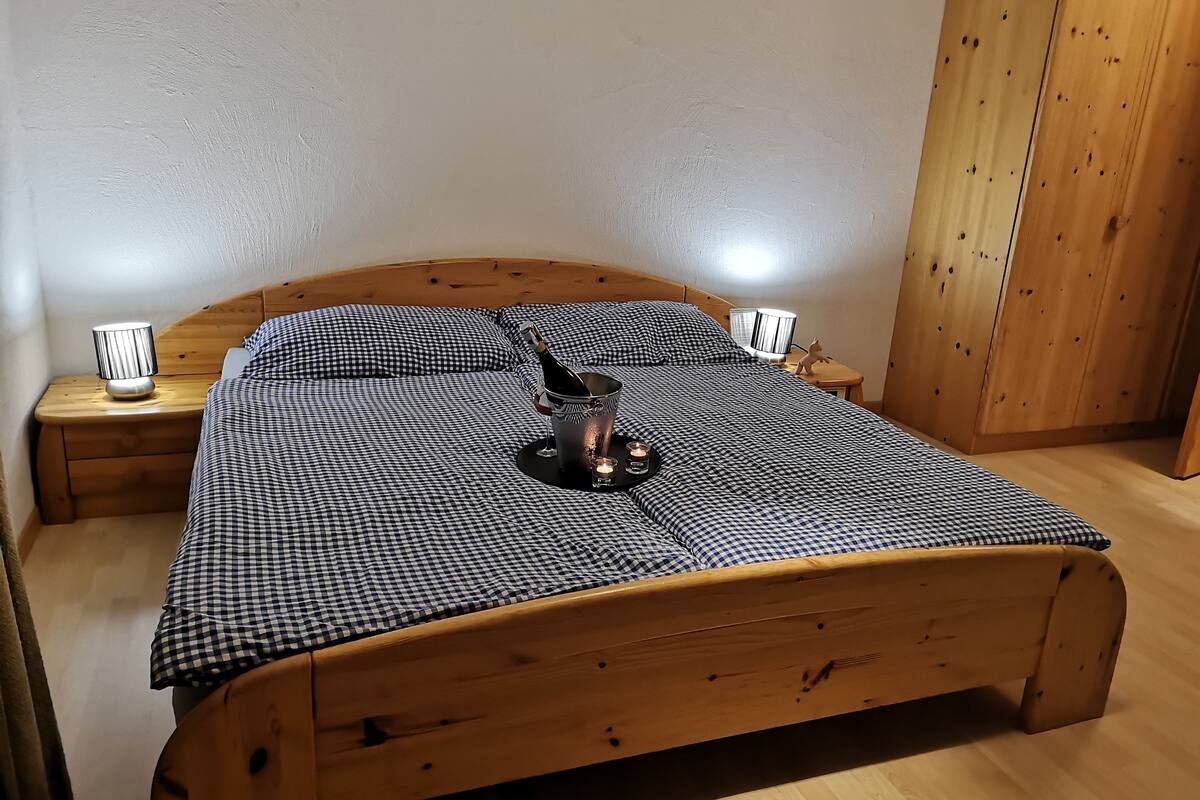 Familjerum (Familenzimmer 8) | Duntäcken, individuell inredning, ljudisolering och gratis wi-fi