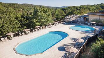 2 kolam renang outdoor, dengan payung kolam renang dan kursi berjemur