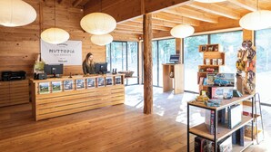 A wooden reception desk with a sign reading "Huttopia Sud Ardeche Welcome". - Village Huttopia Sud Ardèche (Vagnas)