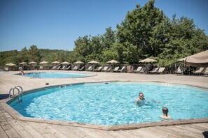2 buitenzwembaden, parasols voor strand/zwembad