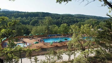 2 udendørs pools, parasoller, liggestole