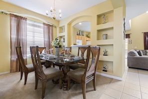 Huis (7 Bedrooms, 4.5 Bathrooms) | Dineren op de kamer