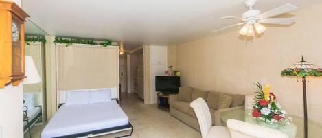 1 slaapkamer, een strijkplank/strijkijzer, gratis wifi, beddengoed