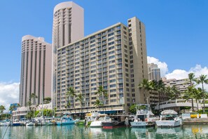 Marina - Charming Ilikai Marina Studio, Great Location In Waikiki! (Honolulu)