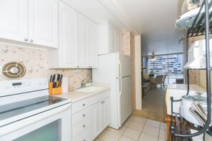 冰箱、微波炉、烤箱、炉灶