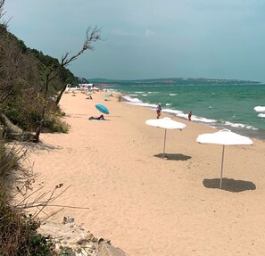 Una spiaggia nelle vicinanze