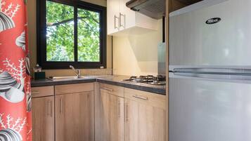 Mobile Home | Private kitchen | Stovetop, high chair, cookware/dishes/utensils, cleaning supplies