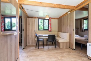 Living area - Huttopia Le Moulin (Saint-Julien-de-Peyrolas)