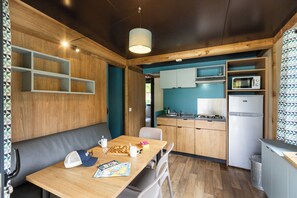 Comfort chalet | Woonruimte | Tafelvoetbal en een tafeltennistafel