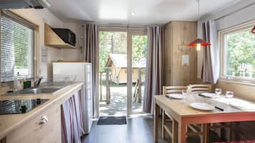 Tủ lạnh, lò vi sóng, bếp nấu, dụng cụ pha cà phê/trà