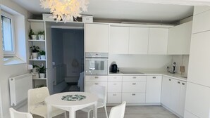 Apartamento Deluxe | Cocina privada | Cafetera o tetera, frigorífico grande, horno y lavavajillas