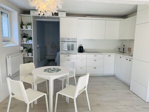 デラックス アパートメント | 専用キッチン | 大型冷蔵庫、オーブン、食器洗い機、コーヒー / ティーメーカー