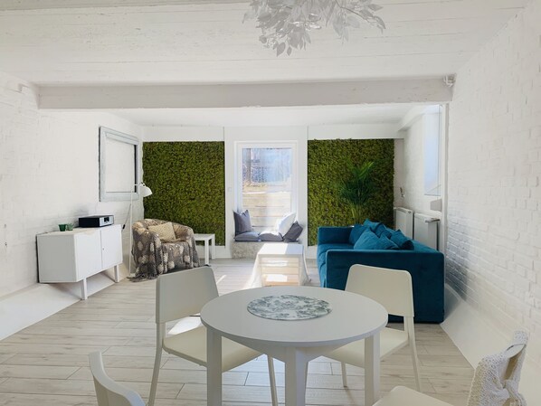 Deluxe-huoneisto | Ruokailu omassa huoneessa