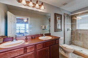 Ferienhaus, 6 Schlafzimmer (6.5 Bathrooms) | Badezimmer | Badewanne und Dusche (separat), Haartrockner, Handtücher, Seife