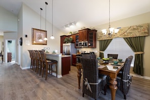 House (7 Bedrooms, 6.5 Bathrooms) | In-room dining