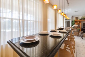 House (7 Bedrooms, 6 Bathrooms) | In-room dining