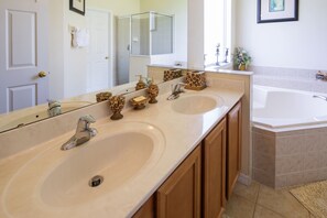Ferienhaus (7 Bedrooms, 4.5 Bathrooms) | Badezimmer | Badewanne und Dusche (separat), Haartrockner, Handtücher, Seife