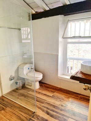 Santo Domingo | Badkamer | Een douche, een regendouche, handdoeken, zeep