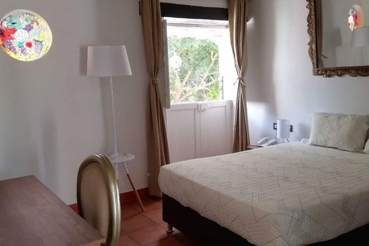 Fernandez Madrid | In-room safe, free WiFi