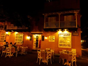 Fachada del alojamiento - Noche