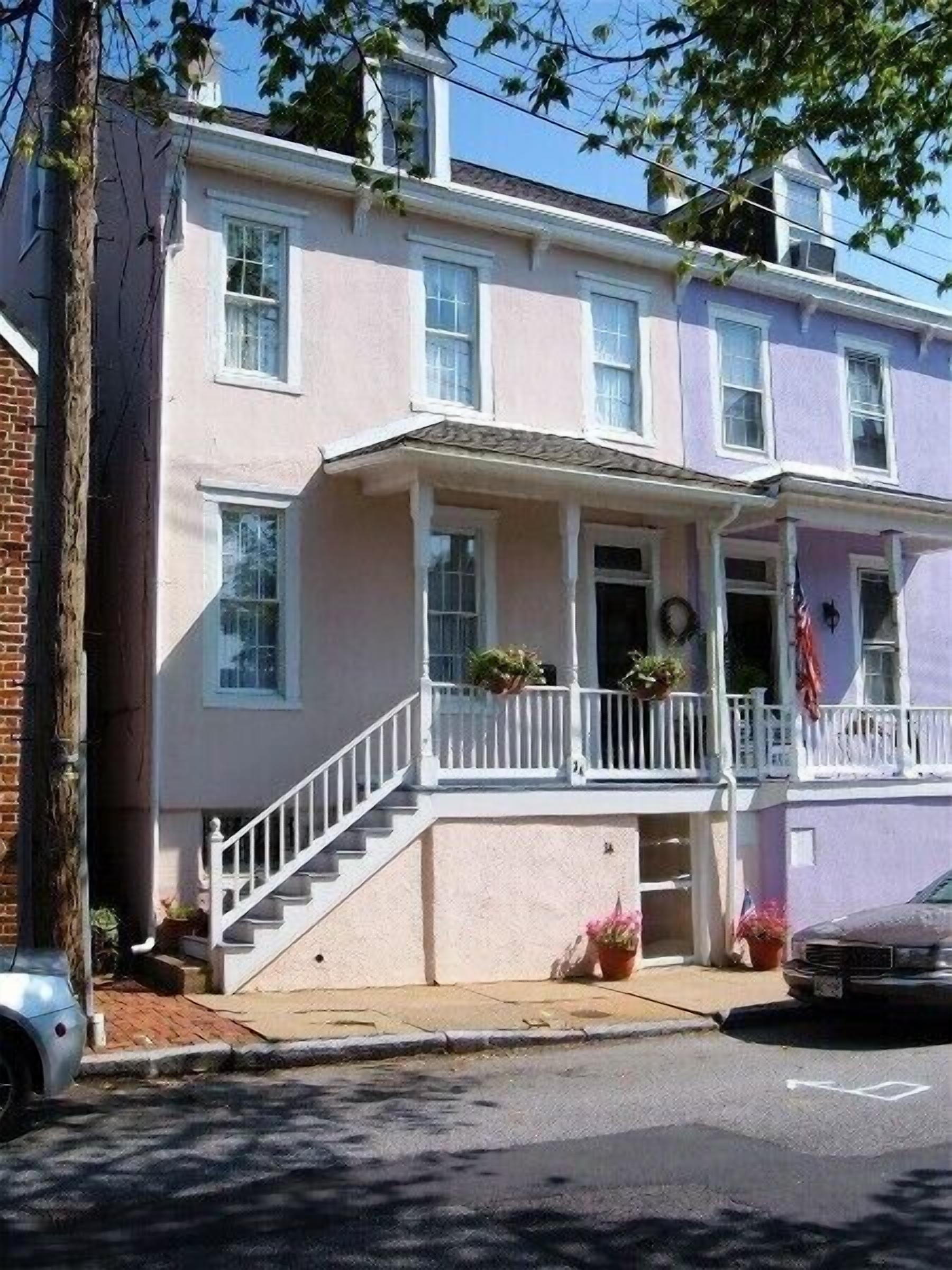 One block from USNA Gate 1, or 3 blocks from City Dock, this attractive home is close to the center of the universe!