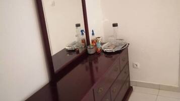 Room, 1 Double Bed | 6 bedrooms, desk