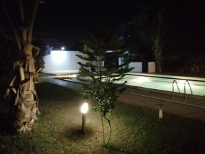 Una piscina al aire libre