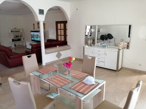 Desayuno con opciones de la cocina local incluido todos los días 