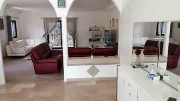 Kamar, 1 Tempat Tidur Double | Ruang keluarga | Televisi layar datar 32-inci dengan saluran TV kabel dan TV