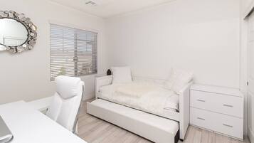 4 chambres, fer et planche à repasser, lit parapluie, Wi-Fi