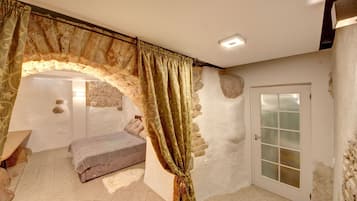 1 habitación, minibar y espacio para trabajar con laptop