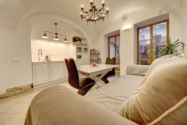 Leilighet, 1 soverom, terrasse | Oppholdsområde | Flatskjerm-TV