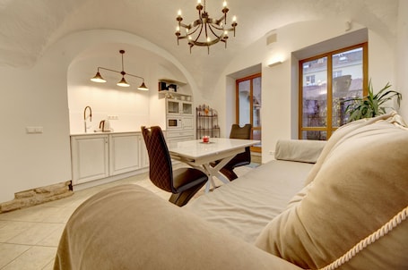 ์ํํธ, ์นจ์ค 1๊ฐ, ํ
๋ผ์ค | ๊ฑฐ์ค ๊ณต๊ฐ | ํ๋ฉด TV