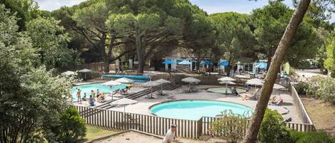 Alberca al aire libre por temporada y sombrillas en la alberca