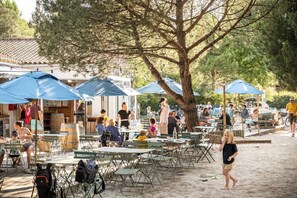 Food court - Huttopia Ile de Ré - Chardons bleus (Fontvieille)