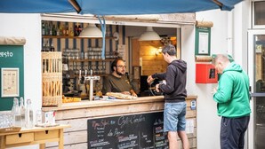 Ein Café mit einer Kreidetafel, einer Theke und einem Holzinterieur.