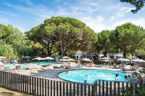 Una piscina al aire libre de temporada (de 09:00 a 19:00), sombrillas