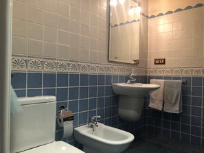 Comfort Twin Room (F) | Bathroom | Shower, hydromassage showerhead, free toiletries, hair dryer - Habitaciones en Almonte (Almonte)