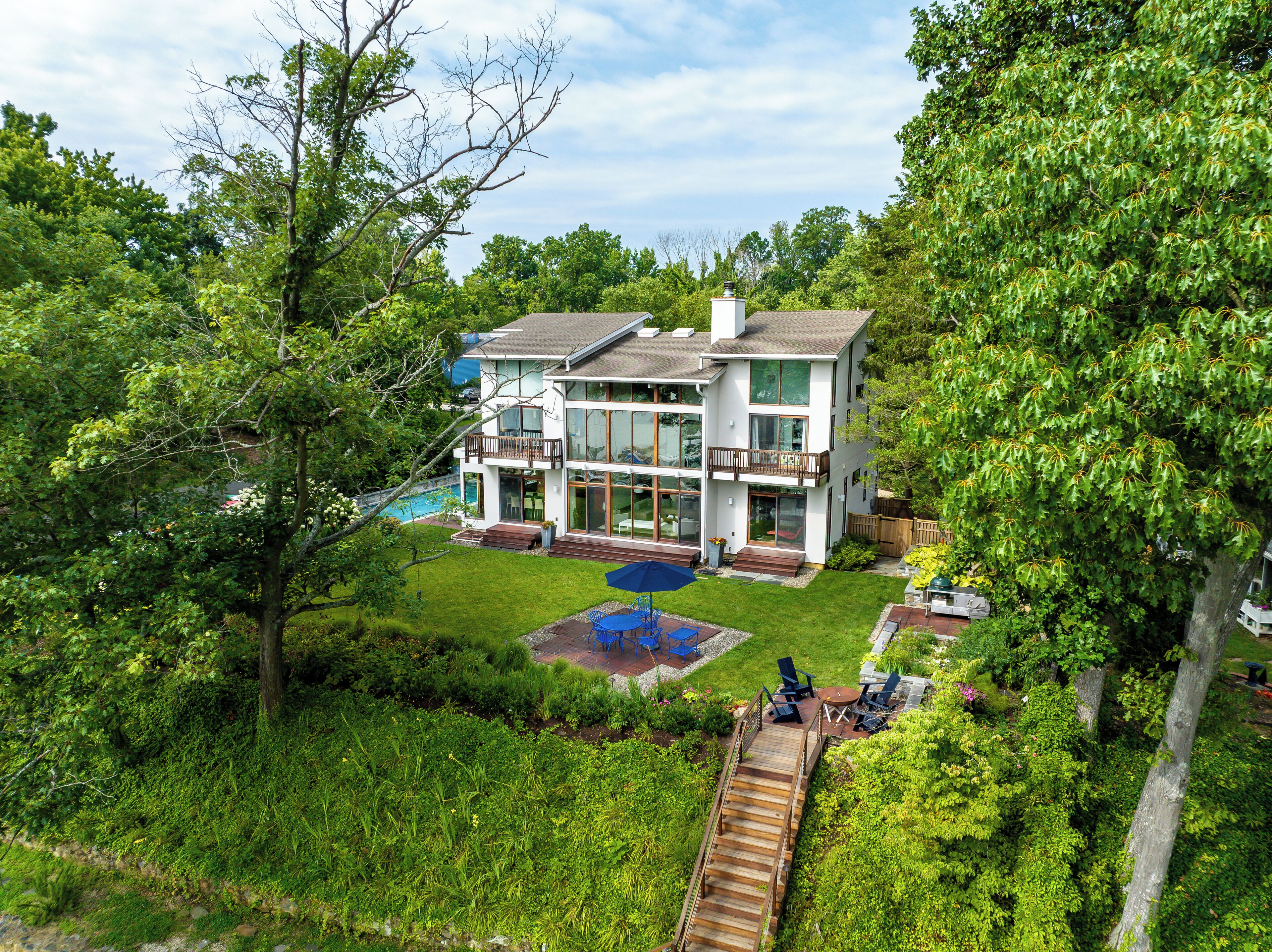 Contemporary waterfront 4BR home close to downtown Annapolis - stunning water views w/private dock/pier/ private pool and kayaks.