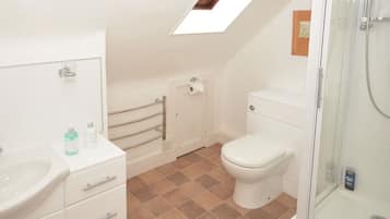 Standard Double Room, Ensuite (Harbour View) | Bathroom