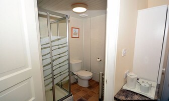 Habitación con 2 camas individuales, baño privado | Baño