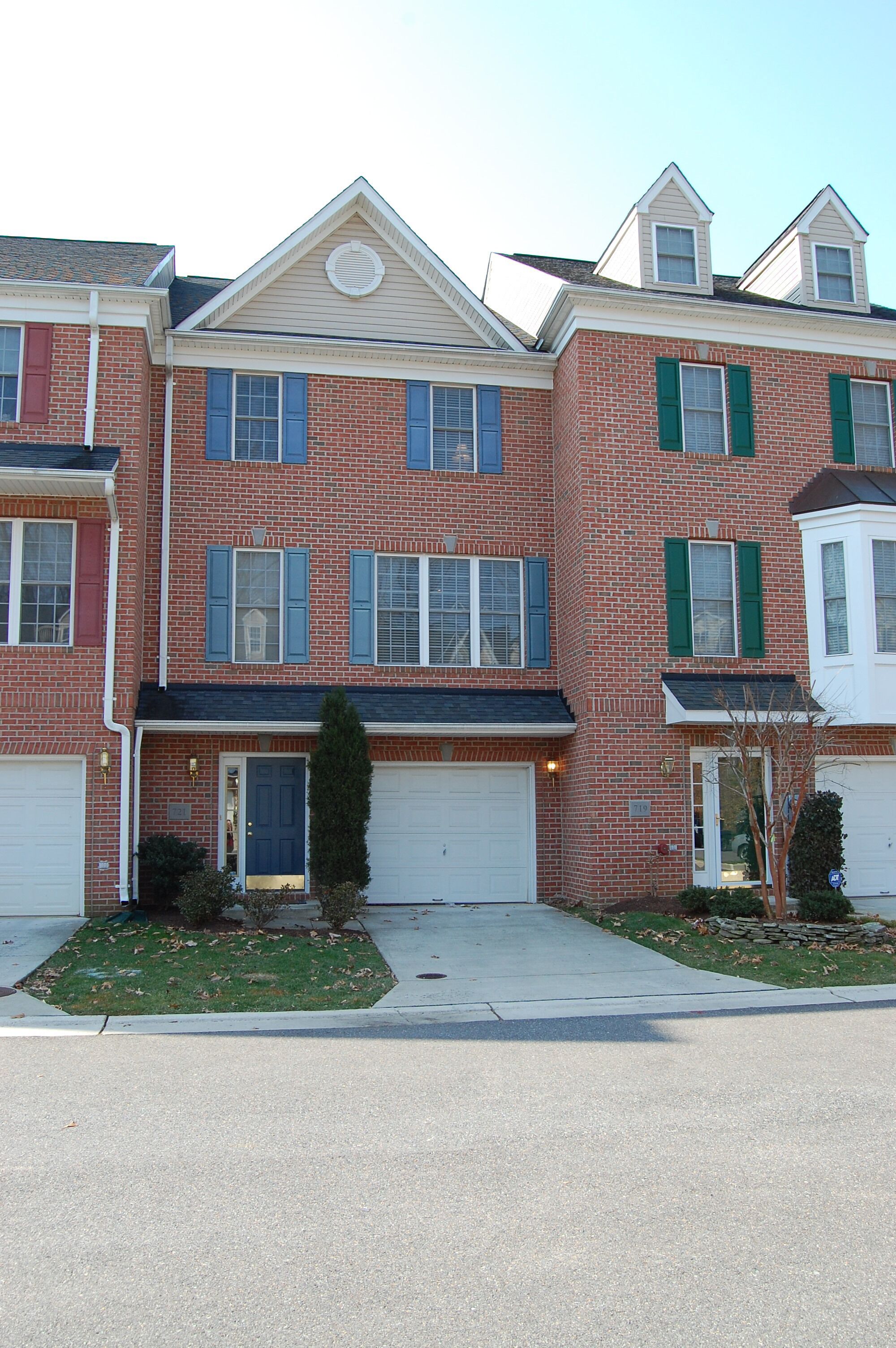 Golfers?  Kids?  Pets?  This elegant town home is beautifully furnished and is located in the Bay Hills golf course community.