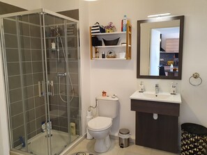 Shower, towels